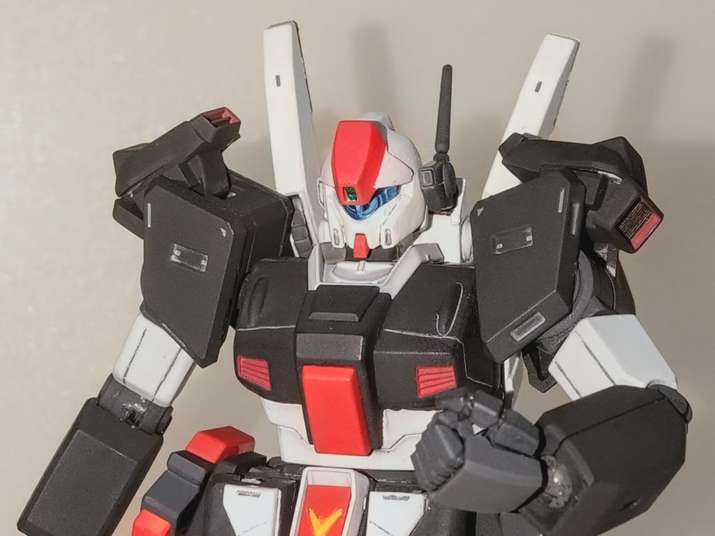 上半身。胴体は筋彫りディテールを追加した以外はキットのままです。腕部はHGUCZZガンダムの肩パーツを流用して可動式スラスターを製作してみました。手首はウェーブ製のNEW F・ハンド角Mを使用してみましたがとても素晴らしい出来なのでオススメです✨