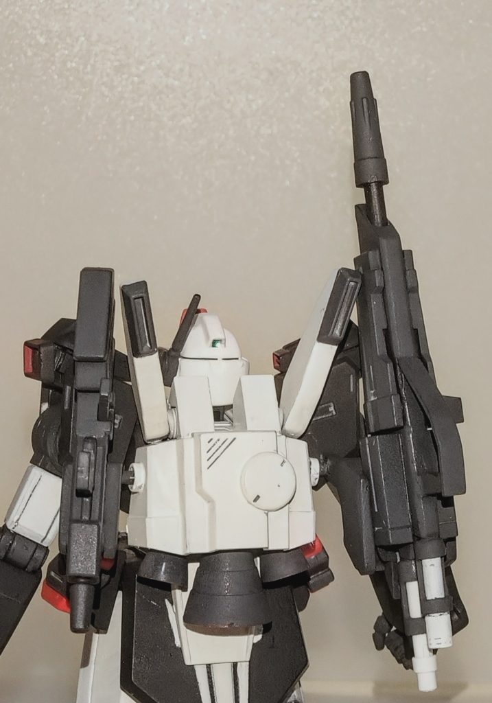 バックパック。左右にプラ版製の武装用ラックを追加した以外はキットのままです。