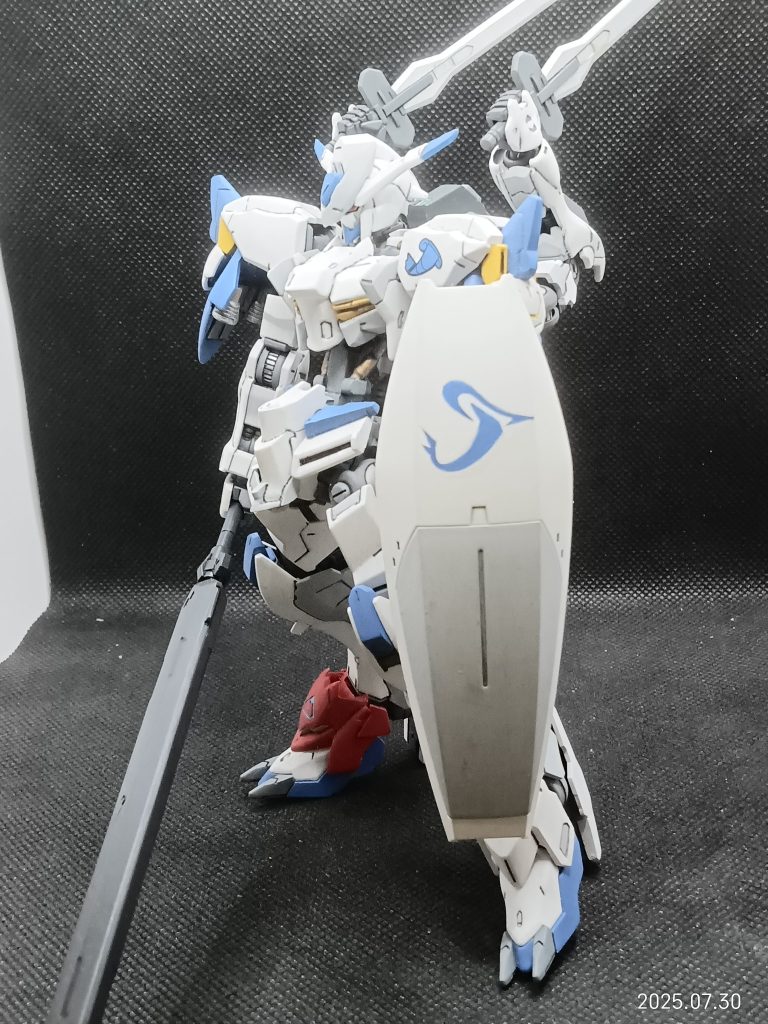 シールドには僕の考えたギャラルホルンマークを描いてみました_φ(･_･