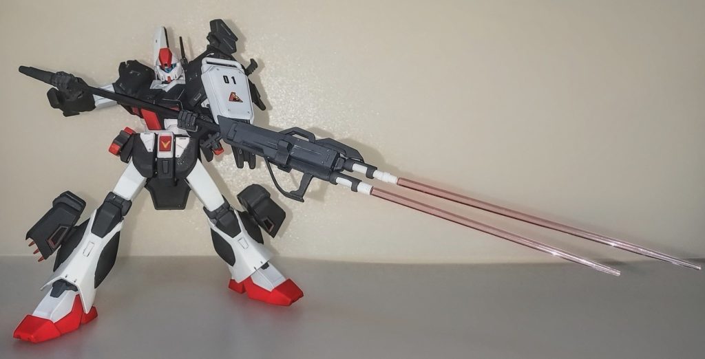 こちらがスピアーモード。　槍を持ったジェガンのイメージがなんとなくあったのですが、製作していく内にライフルとセットにした方がオモロイかもって思えたのでこの形になりました😄