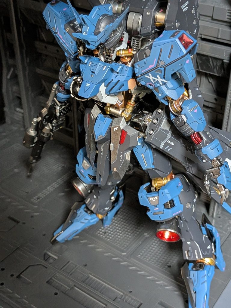 ドッグ内のヴィダール。内部フレームを金属感マシマシになるよう、可能な限り塗り分けして光沢仕上げしましたが…やっぱりほとんど見えなくなりました😅