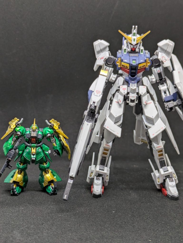 一般的なサイズのHG(ジリウス)と並べて。だいぶ大きさが違います。さすがにうちの近所ではもう売り切れてしまったので、今回のガンダムアーティファクトの制作はいったん完了です。ご覧いただきありがとうございます。