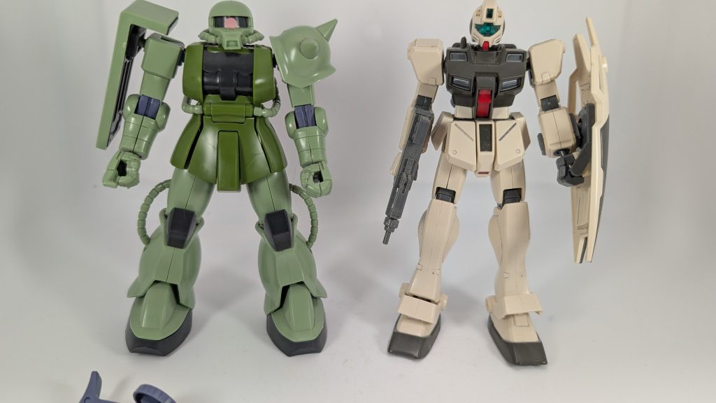少し前にも掲載した画像ですが、こちらがこの間フリマで買ったジャンク品です。ザク、ジム共に一部の部品が破損してたり無かったりでした(zaku-kao4)