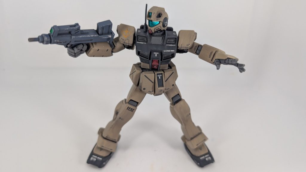 今どきのキットから比べると可動域が狭いんですね(zaku-kao4)