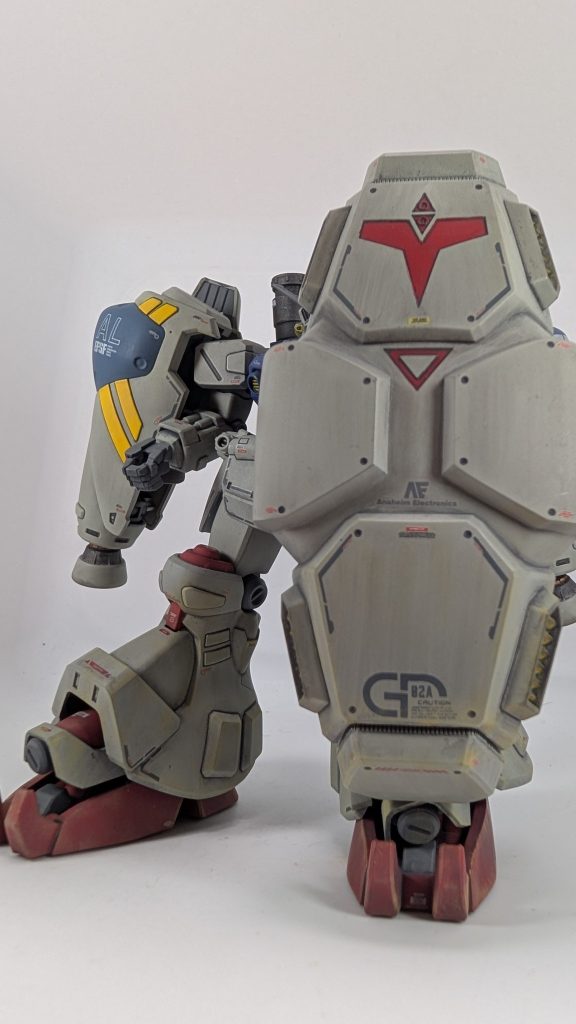 シールドを構えると…ガンダム２号機が隠れちゃう（笑）