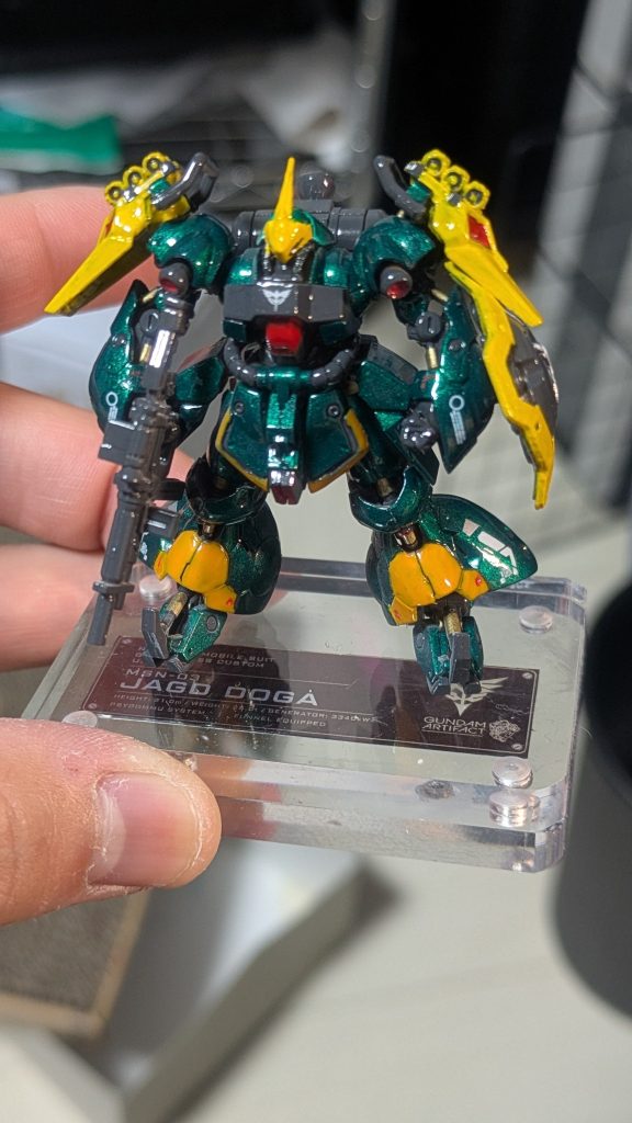 台座にはセリアのマグネットアクリルフォトフレームを使用。ネオジムを足裏と台座に埋め込んでいます。台座の機体プレートも同じくセリアのインクジェットステッカー用紙（クリア）を使用し自作です。