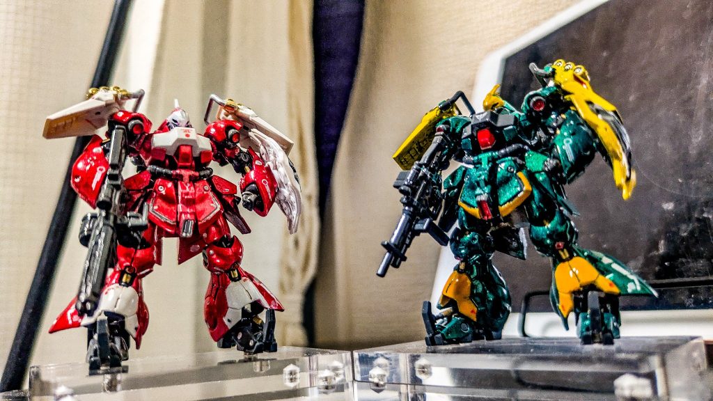 ヤクト・ドーガ2機で。リビングで撮ったらテカテカ感マシマシになりました。光源の向きが良いのでしょうか。サザビーは職場で待機しています笑