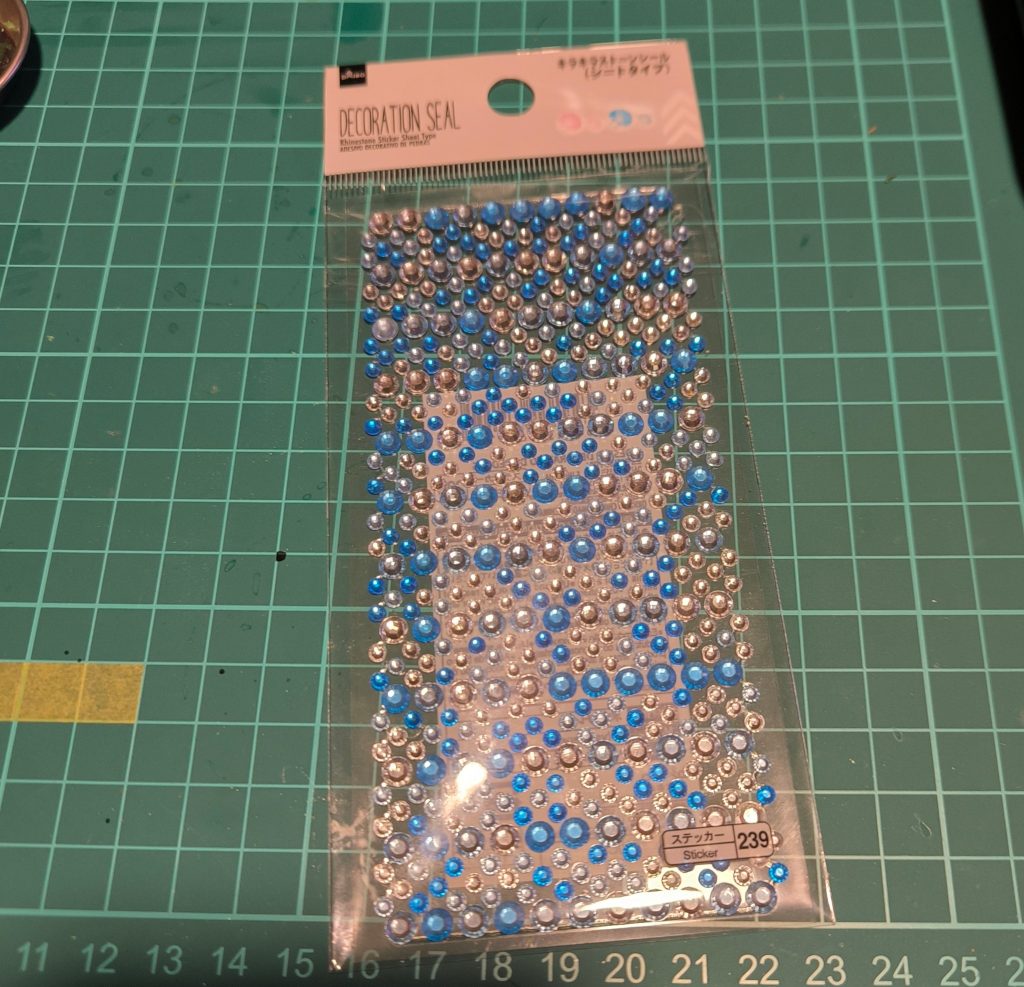感想…今回は2週間で製作できました。割とボクの中では早いペースです。まぁ祝日もあったりで休み多かったんでね。ダイソーのキラキラストーンシールを使用して腰部の宝玉にしました。出来るだけ合わせ目消しはしたつもりですが微妙に残ってしまうんですよねぇ…ホログラムシールは流石に再現出来ないのでシールです。スミ入れが掘り直ししないので流し込みが流れない箇所はスミ入れペンで入れるんですが、なかなか大変でした…やっぱ彫った方が良いんかなぁ…という訳で次回もお楽しみに、それではまた👋