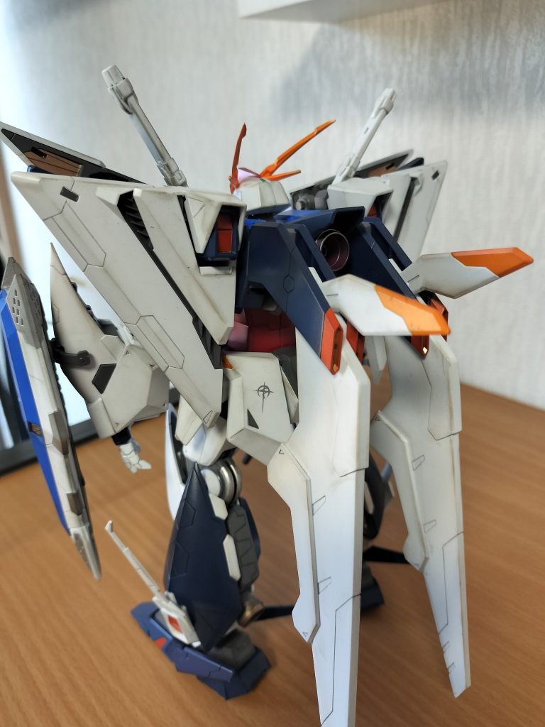 一応、胴体は延長しましたが、接着剤が流れてしまい前後可動しなくなってしまいました。