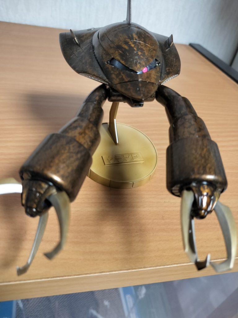 モノアイを動くようにした…つもりでしたがなぜか動きません。　腕は中の関節にズゴックの腕の中身を無理やり移植して少しだけですが左右に動きます。　ツメはやはりズゴックから。　４本ヅメが無かったので３本で、先っちょだけ元のツメの形みたく切った貼ったで。