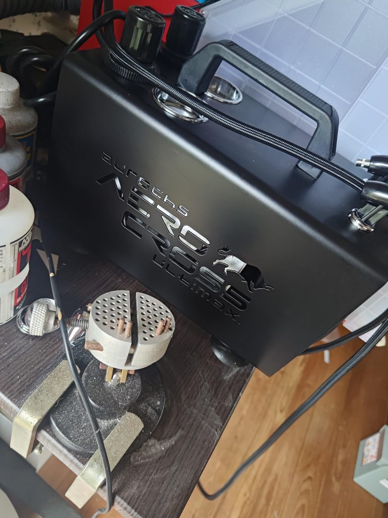 作品名：買ってしまった<p>使っていた安価のコンプレッサーが0.3mmの確定圧力に届かず、まともに吹けなくなったので購入。 時間無視して無理矢理に吹いてのが原因。 セールで二万五千が二万だったので、いい買い物ができたと思う。（圧力計の表記がpsi表 [&hellip;]</p>
