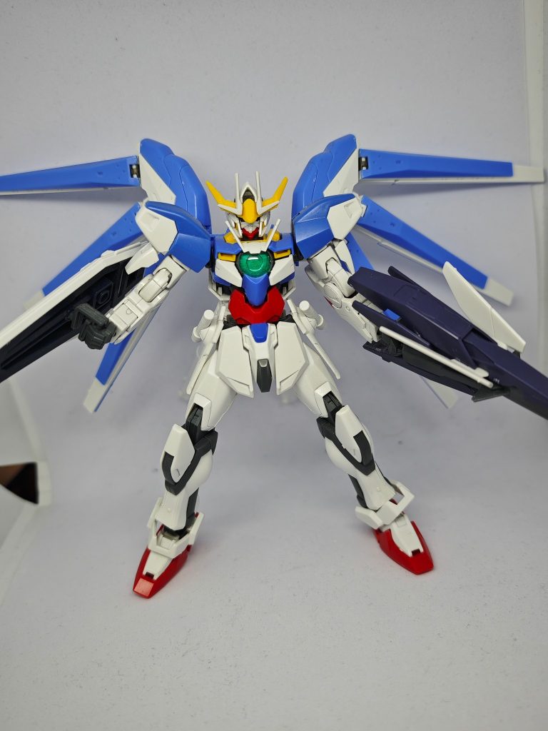 パーツ構成は頭部『バルバトス』、ボディ『ダブルオークアンタ』、腕部『V2ガンダム』、脚部『ビルドストライク』、バックパック『ハイνガンダム』です。まぁ脚部はパーツが足りなくてストライクのパーツと半々です。後はオプションパーツで再現できそうな部分は再現しました。