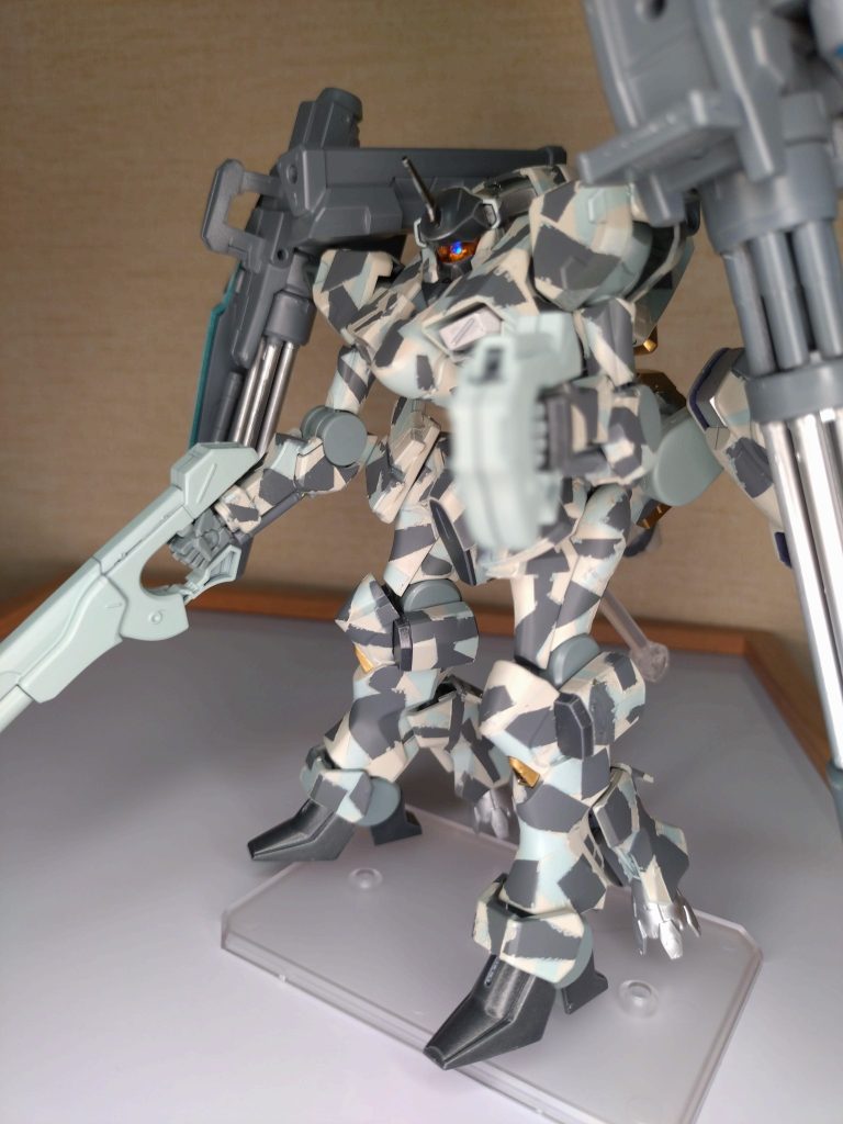 デカールは迷彩塗装の為目立たなくなるので貼りませんでした