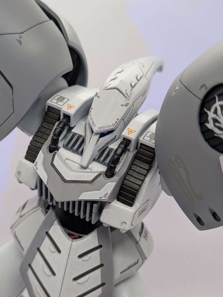 フェイス、胸部はプラ版、パテ、削り込みで形状変更しました。腰のアーマーは3mm程下に伸ばしたのですが、フロントのアーマーで見えなくなってしまいました、、、フェイスはなかなか鋭くなったかなと。