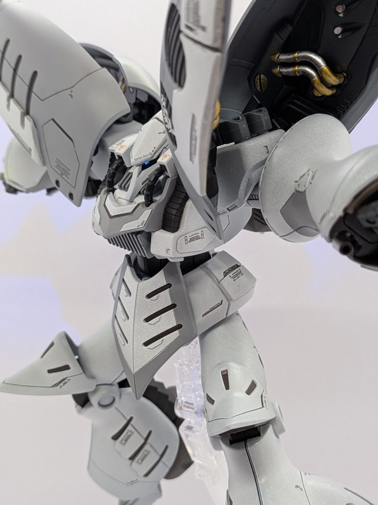 キュベレイは生物的な改修にするか悩んだのですが、生物的なキュベレイは素晴らしい作品が沢山出ているので、兵器的に見栄えで、、、肩アーマーはパテで装甲追加、