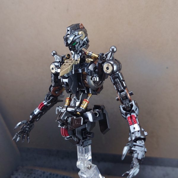 とりあえずガンダムフレームの腰から上だけ完成！色って難しいですね…主に外装に近い部分をスターブライトアイアン、内部にフィニッシャーズのライトガンメタと決めていたのですが、塗ってみたらアイアンが思ってたほど暗くなくライトガンメタに近すぎたため、ブラック混ぜたら黒すぎプラスなんがギラギラ感が出すぎてしまいました。後エアブラシで塗り分け厳しい部分はエナメル筆塗りしましたが、軽くクリアー吹いたくらいじゃちょっとしたことで塗装が剥げるwここにきて部品も一つ無いことに気付きました…（4枚目）