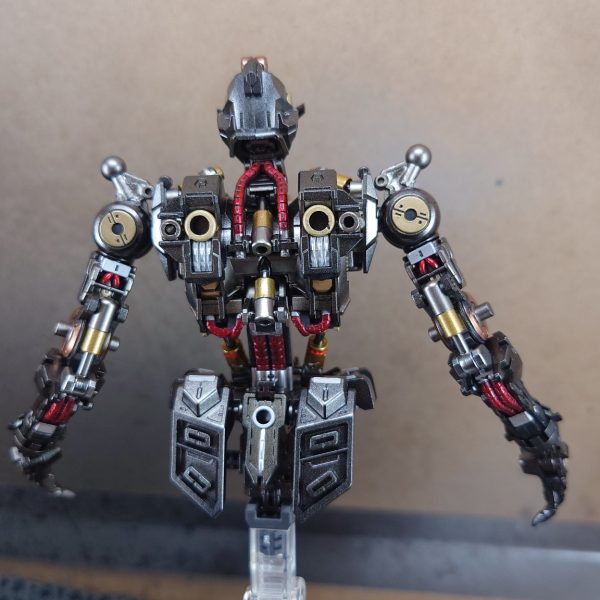 とりあえずガンダムフレームの腰から上だけ完成！色って難しいですね…主に外装に近い部分をスターブライトアイアン、内部にフィニッシャーズのライトガンメタと決めていたのですが、塗ってみたらアイアンが思ってたほど暗くなくライトガンメタに近すぎたため、ブラック混ぜたら黒すぎプラスなんがギラギラ感が出すぎてしまいました。後エアブラシで塗り分け厳しい部分はエナメル筆塗りしましたが、軽くクリアー吹いたくらいじゃちょっとしたことで塗装が剥げるwここにきて部品も一つ無いことに気付きました…（3枚目）
