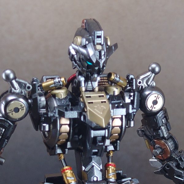 とりあえずガンダムフレームの腰から上だけ完成！色って難しいですね…主に外装に近い部分をスターブライトアイアン、内部にフィニッシャーズのライトガンメタと決めていたのですが、塗ってみたらアイアンが思ってたほど暗くなくライトガンメタに近すぎたため、ブラック混ぜたら黒すぎプラスなんがギラギラ感が出すぎてしまいました。後エアブラシで塗り分け厳しい部分はエナメル筆塗りしましたが、軽くクリアー吹いたくらいじゃちょっとしたことで塗装が剥げるwここにきて部品も一つ無いことに気付きました…（2枚目）