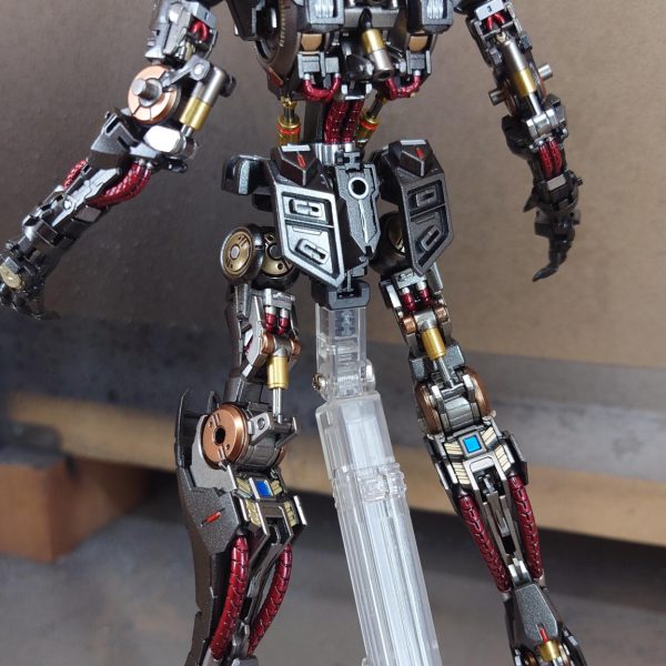 mgバルバトスのガンダムフレームようやく完成しました。これから外装の処理に移りたいと思います。外装も大まかな改修は終わっていますので後はちまちまスジボリの掘り直しやら表面処理をして行きます。また、外装の塗装についてもクリアーパーツの塗装方法について思案中でスプーンを量産中ですw（7枚目）