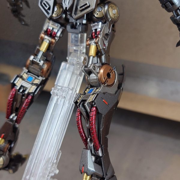 mgバルバトスのガンダムフレームようやく完成しました。これから外装の処理に移りたいと思います。外装も大まかな改修は終わっていますので後はちまちまスジボリの掘り直しやら表面処理をして行きます。また、外装の塗装についてもクリアーパーツの塗装方法について思案中でスプーンを量産中ですw（6枚目）