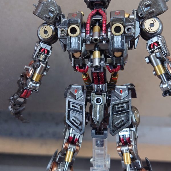 mgバルバトスのガンダムフレームようやく完成しました。これから外装の処理に移りたいと思います。外装も大まかな改修は終わっていますので後はちまちまスジボリの掘り直しやら表面処理をして行きます。また、外装の塗装についてもクリアーパーツの塗装方法について思案中でスプーンを量産中ですw（5枚目）
