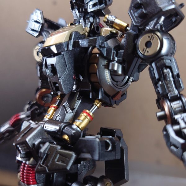 mgバルバトスのガンダムフレームようやく完成しました。これから外装の処理に移りたいと思います。外装も大まかな改修は終わっていますので後はちまちまスジボリの掘り直しやら表面処理をして行きます。また、外装の塗装についてもクリアーパーツの塗装方法について思案中でスプーンを量産中ですw（4枚目）