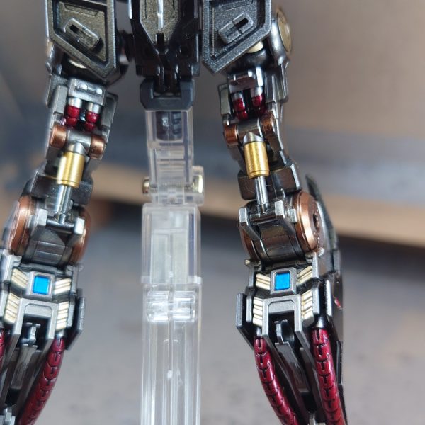 mgバルバトスのガンダムフレームようやく完成しました。これから外装の処理に移りたいと思います。外装も大まかな改修は終わっていますので後はちまちまスジボリの掘り直しやら表面処理をして行きます。また、外装の塗装についてもクリアーパーツの塗装方法について思案中でスプーンを量産中ですw（3枚目）