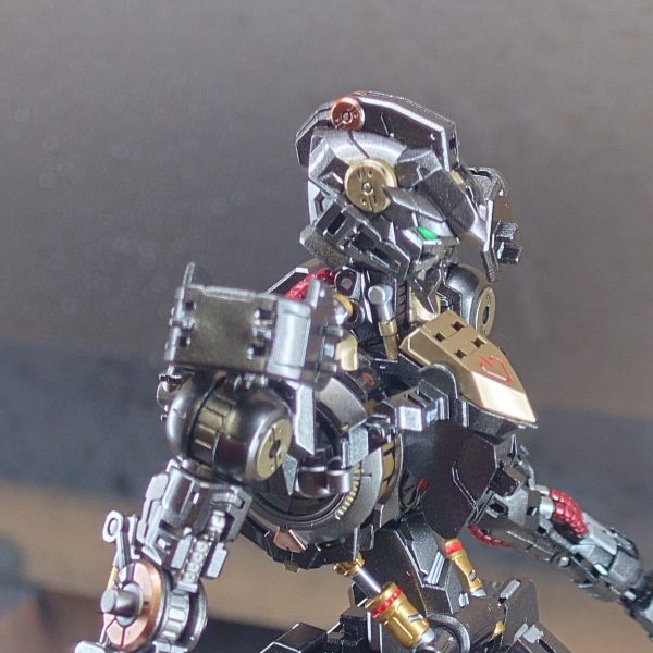 mgバルバトスのガンダムフレームようやく完成しました。これから外装の処理に移りたいと思います。外装も大まかな改修は終わっていますので後はちまちまスジボリの掘り直しやら表面処理をして行きます。また、外装の塗装についてもクリアーパーツの塗装方法について思案中でスプーンを量産中ですw（2枚目）
