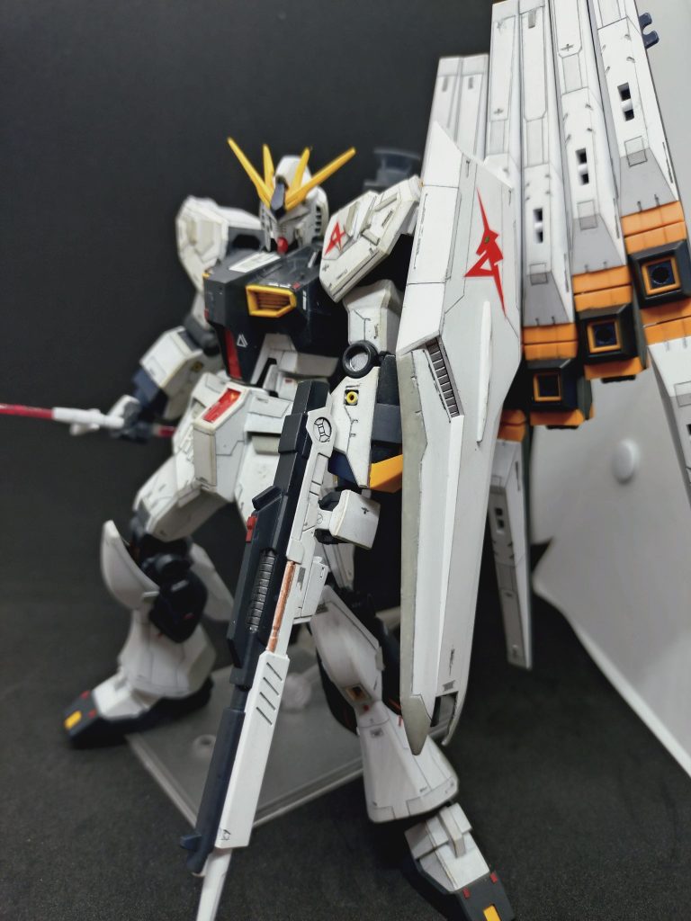 今どきのνガンダム風な筋彫りとプラバン工作を適当にしました。