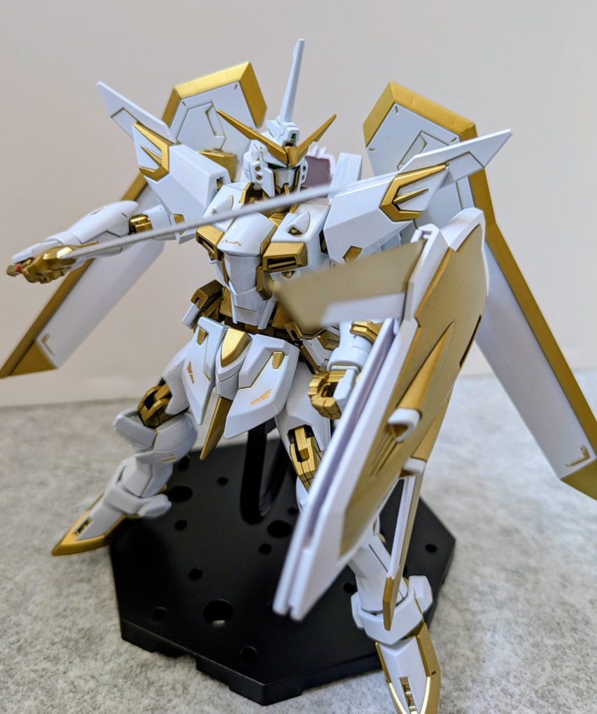 色々とポーズをさせたかったのですが、触っていると所々で擦れて塗装が削れた部分が(涙)なので、もう触らずにこのポーズのまま飾ることにします。