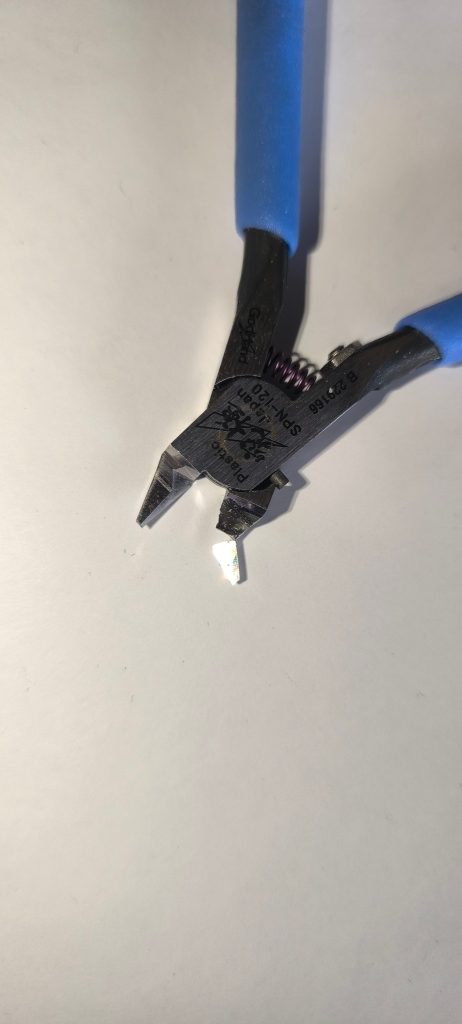 プラパイプの切断にアルティメットニッパーを使用していたんですが、折れてしまいました…用途以外の使用はダメ絶対ですね。