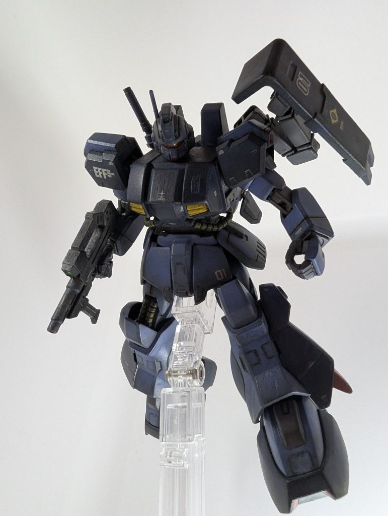 塗装はアクリジョン筆塗り。黒下地で配色はハイザック連邦軍カラーに寄せました。筆ムラは相変わらずです。色の境目箇所だけ軽くスジボリしました。デカール貼りは細いものから大きいものまでペタペタしました。デカールの小さいのは老眼もキツイので何を書いているのかわからないです。空間のとり方が難しかったけど楽しめました。
