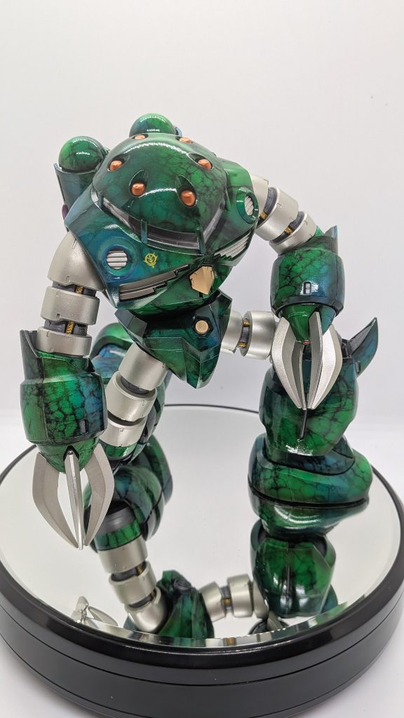 あまり見えませんが、フレームはガンメタリック塗装。手足はシャンパンゴールドとなっています。シャンパンゴールド・・・ほぼシルバーですね（笑）