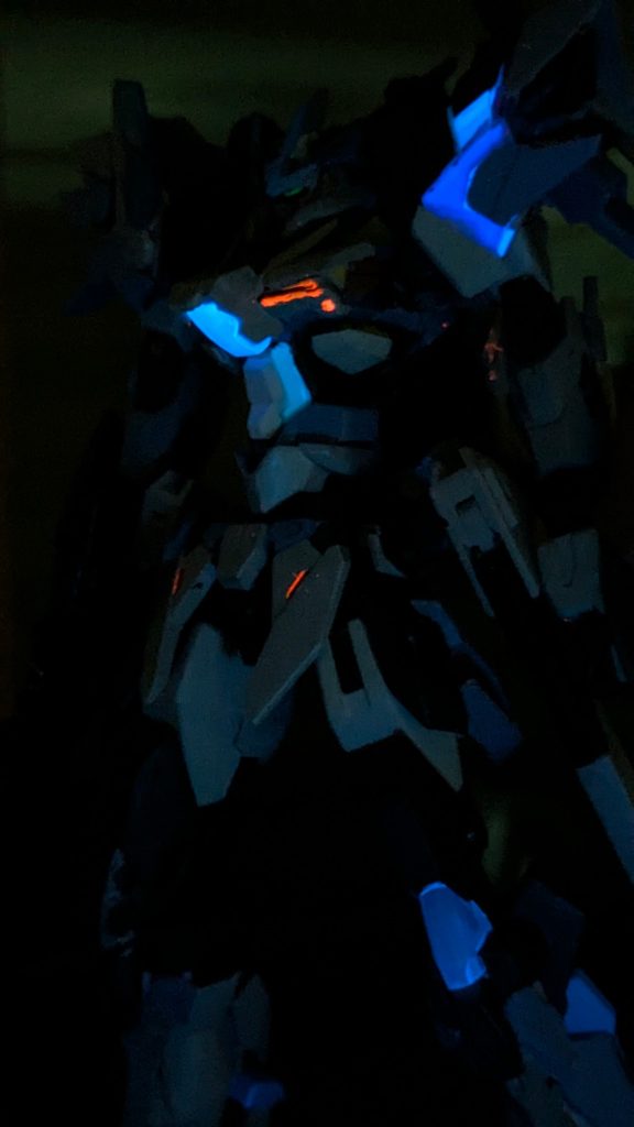 ザインは蛍光色やクリアパーツが映えるように作っているので光りますぜちょっとした設定、ガンプラバトルでのプラフスキー粒子の恩恵はクリアパーツの量にあると考え、機体各部に配置それにより基礎スペック向上し、他者と渡り合えるように仕上げた