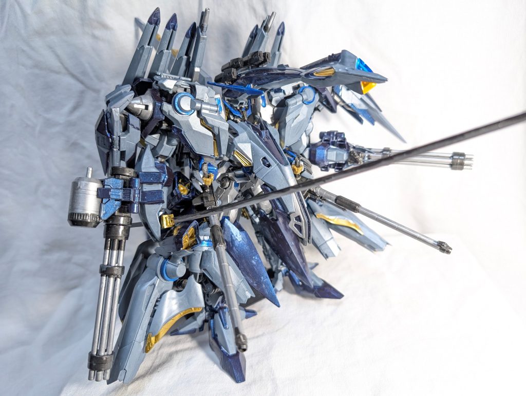 ガトリングガンとキャノン砲と刀を装備させ肩にダブルオーライザーのツインドライブを装備させました。