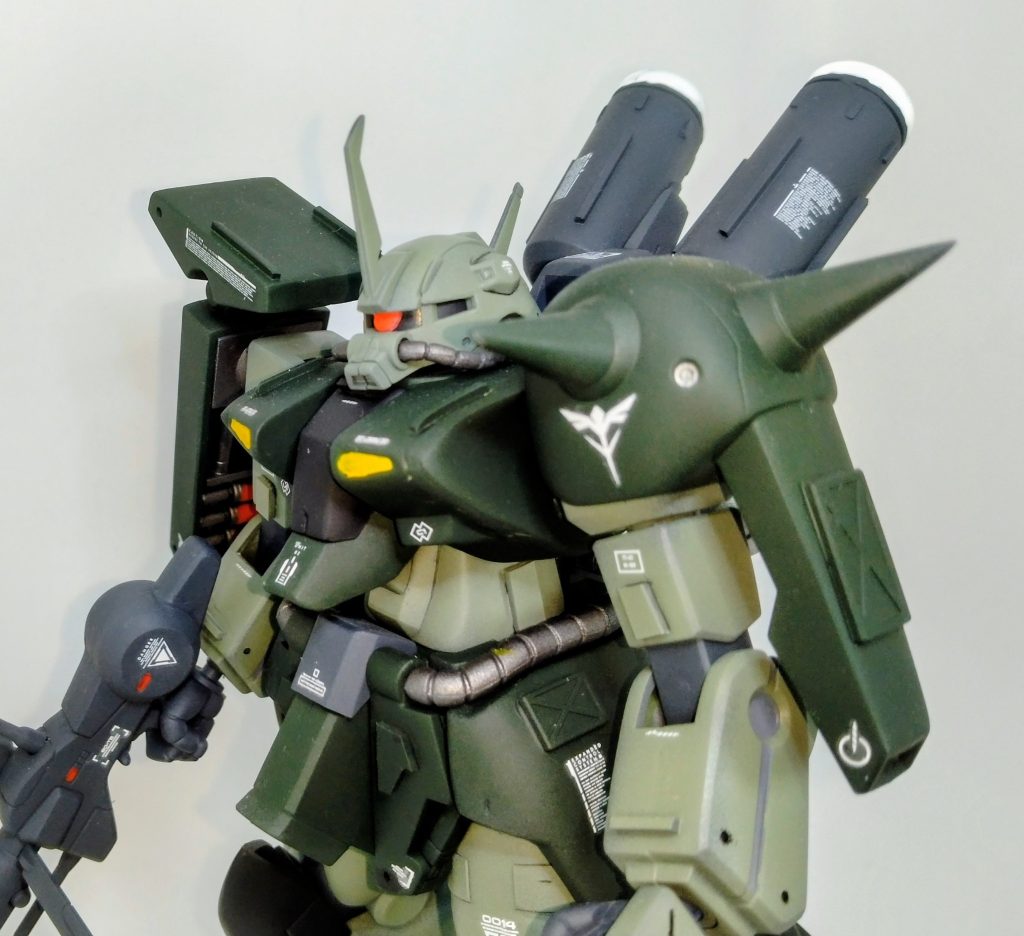 マシュマーっぽい赤も好きなのですが、ザクⅡカラーで塗装しました。