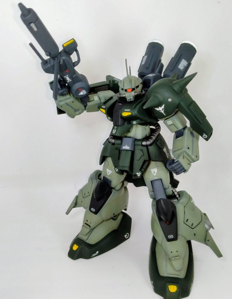 HGUC初期キットということもありずんぐりむっくりしていたので、初めて延長工作にチャレンジしました。太腿2mm、胸部左右2mmずつ、首2mm、足首2mmずつ延長しています。合わせ目消し（めちゃくちゃ多い）しつつ、スジボリ、プラバン、モールド追加でディテールアップしています。つま先は削り込んでシャープにしました。