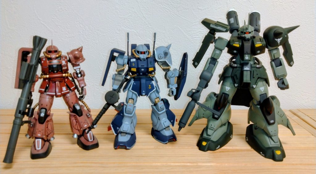 ザクⅡとザクっぽいやつとパシャリ。延長を差し引いても、ザクⅢで大型化しているのがわかります。