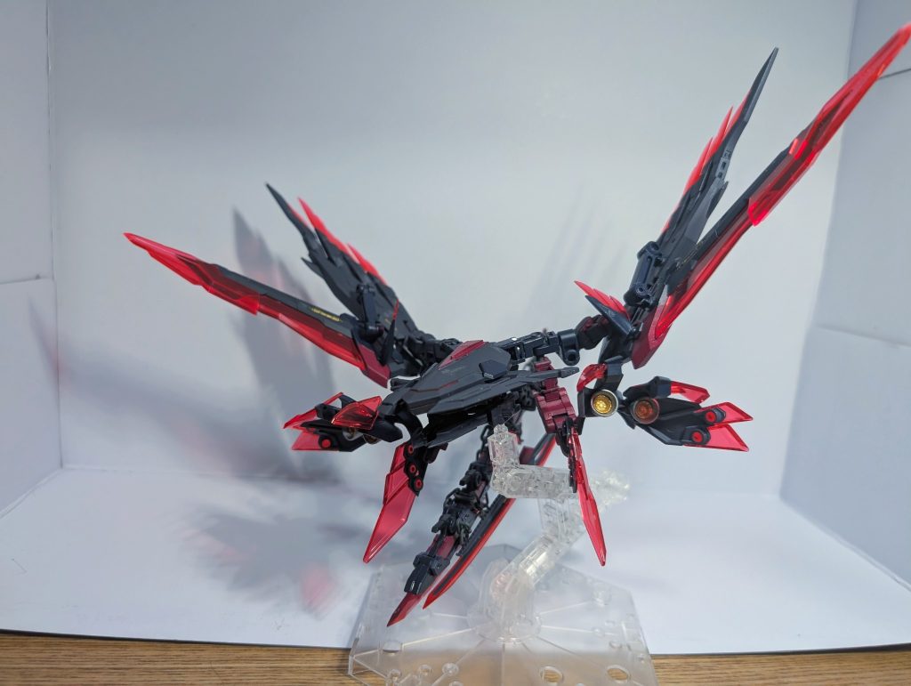武装分離した支援機単体でポージング。なんか見た目の凶悪さならこいつのほうが強そう。支援と言っても全身凶器で突撃するファトゥム01みたいな何かになる