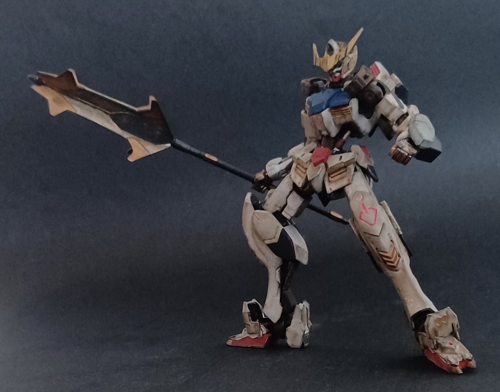 こちらは肩の装甲が無く内部フレームが剥き出し状態の所謂第１形態。&nbsp;このキット可動域が広くてカッコいいポージングも思いのまま♪&nbsp;って、あらあら💦右大腿部の装甲が浮いているぞ💧