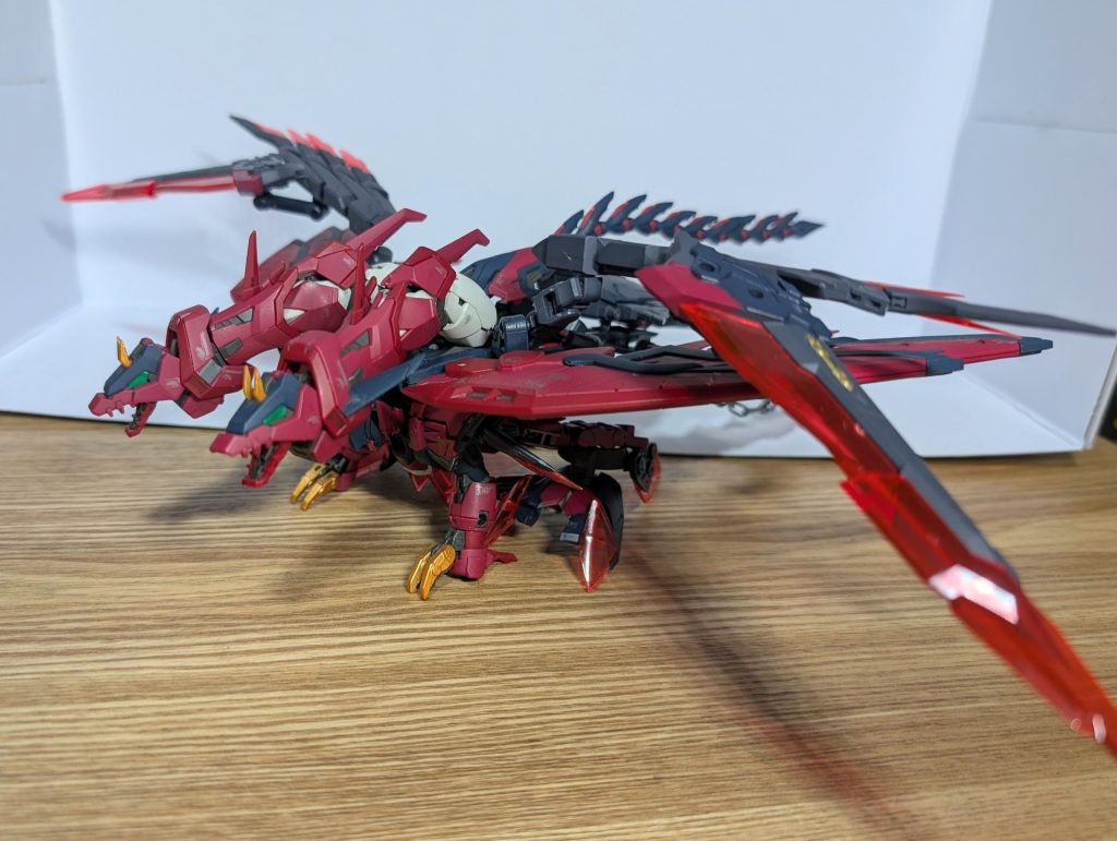 ドラゴン形態ワイバーン形態は翼が増え、腰アーマーが後ろ脚として展開して四脚と四翼の双頭ドラゴンになる。