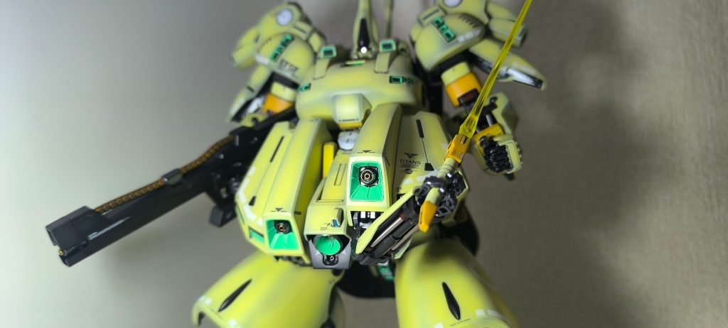 隠し腕にロール軸が無いので追加しました。サーベルを持たせてみましたが、サイドアーマーに格納した部分の塗装が剥がれてしまいますね。
