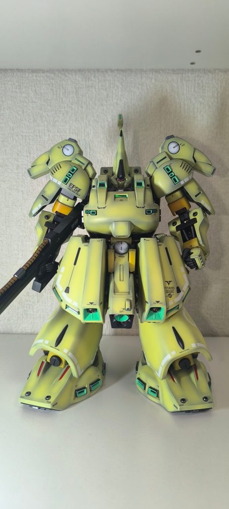 各パイプをスプリングに置き換え+ジャンクパーツの貼り付けなど各部のディテールアップを行いました。ジオって股間のアーマーが凹んだデザインなんですね。個人的にのっぺりしているのは好みではなかったのでジャンクパーツでデザイン変更しました。