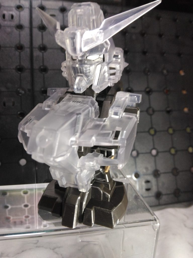 内部フレームユニットとニコイチに出来ますが、メカニカルパーツは単品で見ていたいなという印象。メカニカル部分だけいろいろな機体をズラッと並べたい。次回作にどの機体が選ばれるのか気になりますが、良さそうならまたガチャガチャしようかな。