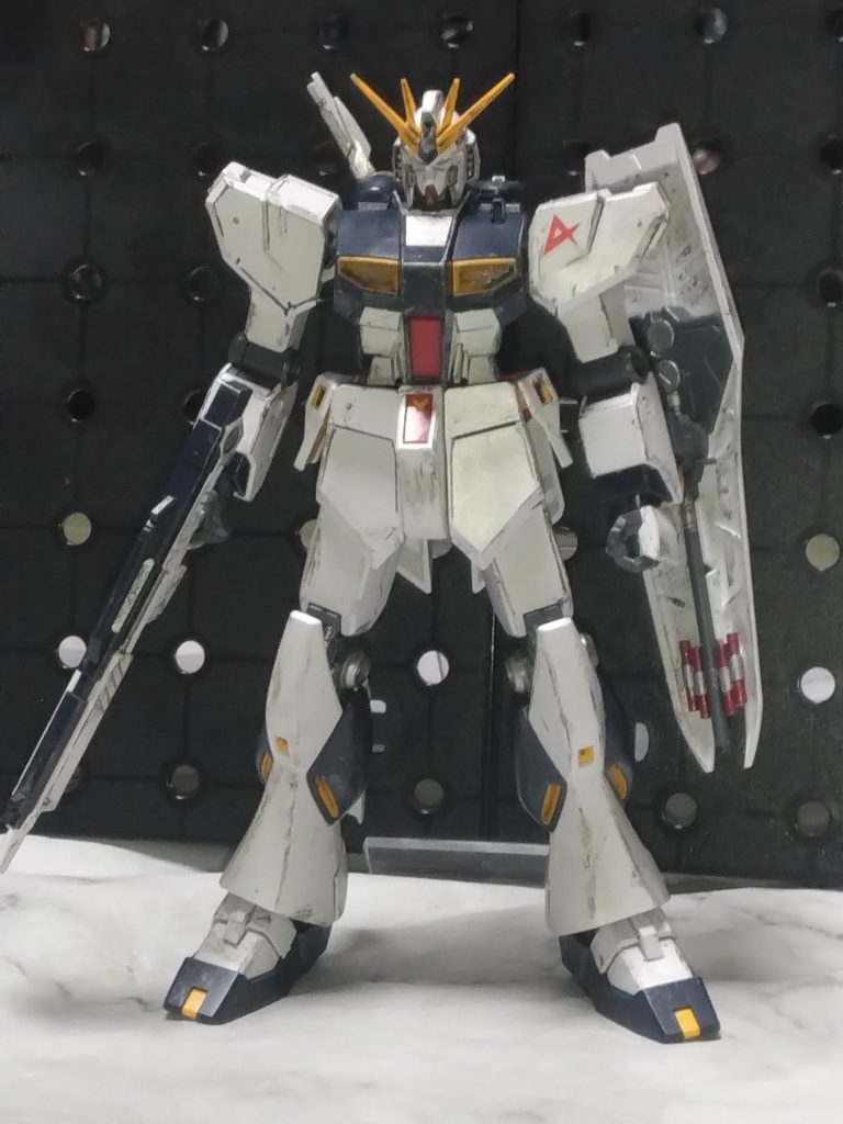 最近発売されたファンネルのオプションパーツでやっと完全なνガンダムが再現出来るようになりましたが、近場で売っていないので、この姿に😅EGキットですが、シールド裏のミサイルや膝裏のパイプ部分などディテールは入っているので少し部分塗装。ハサウェイから見えたシルエットはトラウマでしょうね😅量産型とはいえ、ほぼνガンダムですからね。