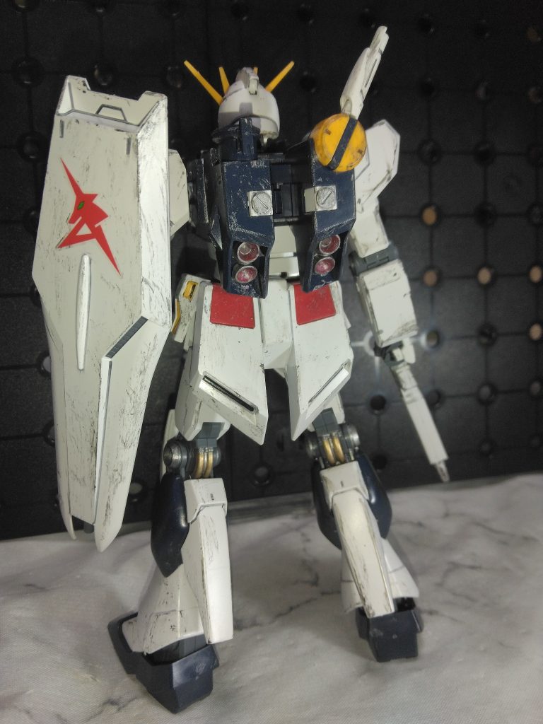 各バーニアはガンメタで外側を内側をメタリックレッドで塗装。ラストバトルの姿が印象的だからファンネル無しでも個人的にはあまり気にならないかな。