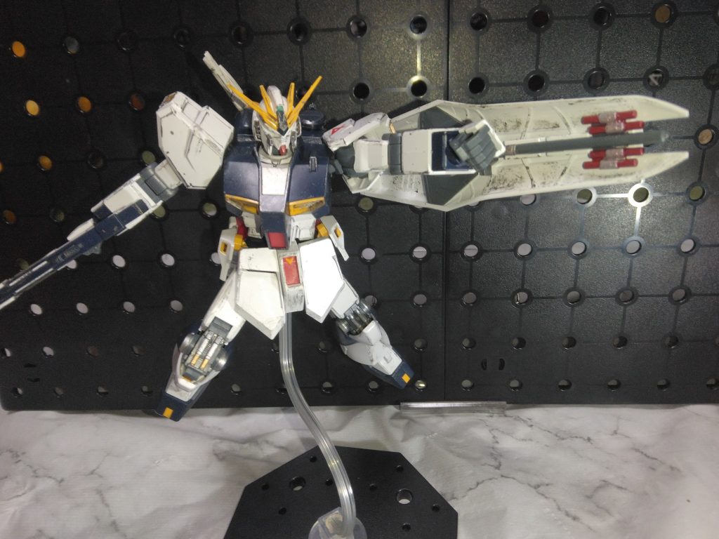 シールド裏にミサイルがあるのが結構好き。ヒザのシリンダー部分はガンメタ、シルバー、ゴールドでパイプ部分をそれぞれ塗り分けをしています。隠れてしまうのだけれど😅