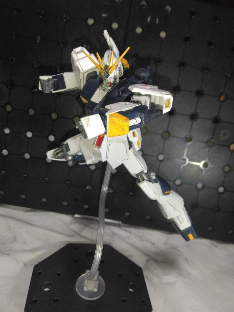 νガンダムは殴りのイメージが強いかも。ファンネルがついたνガンダムだとファンネルポーズになりがちだけど、ライフルとシールドしか付属しないので、ラストバトルを再現したい人にオススメかも😅