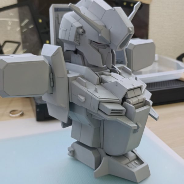 皆さんこんにちわ　(*´∀`*)ノ都内制作スペースにお邪魔しました。サーフェィサー状態です。磁石で点灯するLEDを追加、&nbsp;うーむかっこいい　(〃'▽'〃)次回は完成報告の予定です。何色になっているのかお楽しみに～(ゝω・)&nbsp;（2枚目）