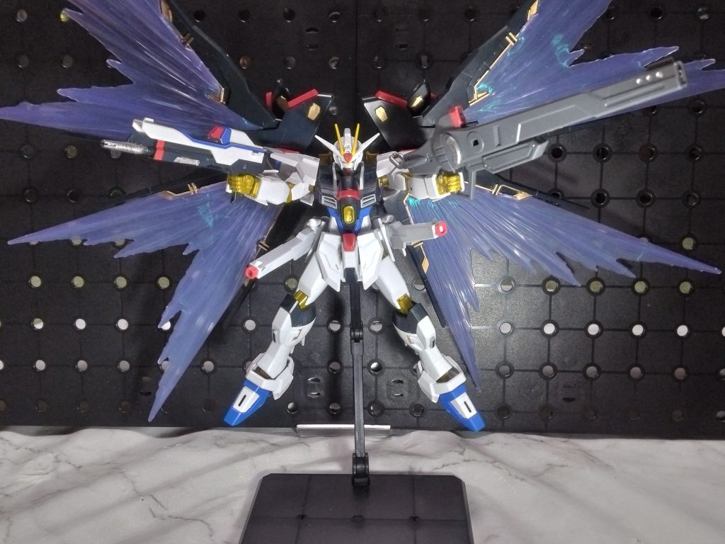 ｢だけど僕にも武器がある！｣正直デスティニー派でして、初ストフリの制作だったので、どうしようかなと悩みましたが、光の翼も付属していたので何とか二次予約で手に入れることか出来ました。弐式は結構印象的な活躍があったと思うのでフルバーストがやりたいなと思いフル装備したらデカすぎて飾れないじゃん😅となりまして。撮影も全体が撮れない。